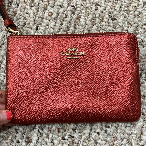 COACH CORNER ZIP WRISTLET (F21070)
METALLIC CURRANT/LIGHT GOLD - Picture 4 of 9